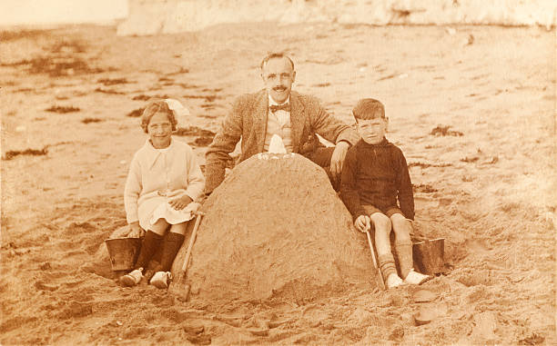 pai e filhos na praia - victorian style fotos imagens e fotografias de stock