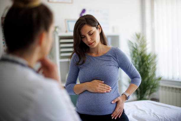 Shot of a worried pregnant woman having a consultation with a doctor - fotografia de stock