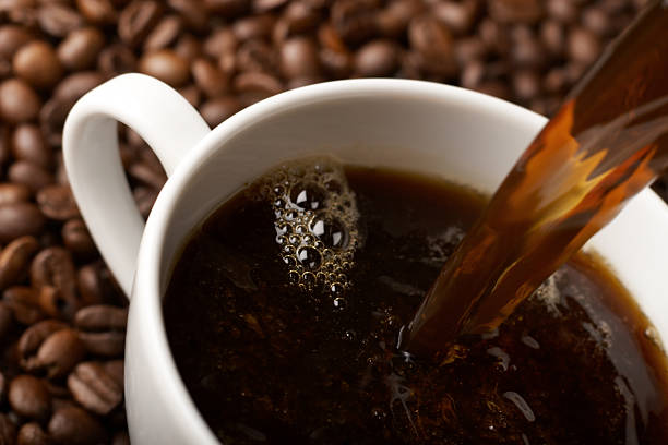 verter café - pouring coffee liquid coffee bean imagens e fotografias de stock