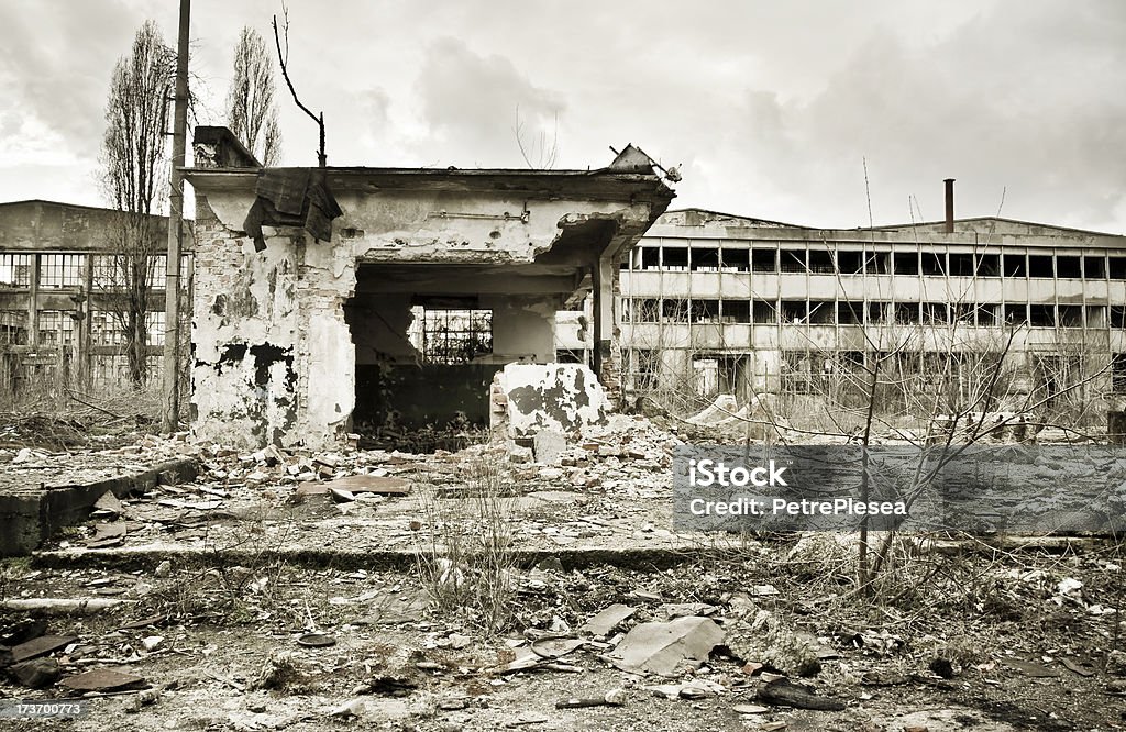 Destruidas edificio industrial y al patio en crisis tiempo - Foto de stock de Ataque con bomba libre de derechos