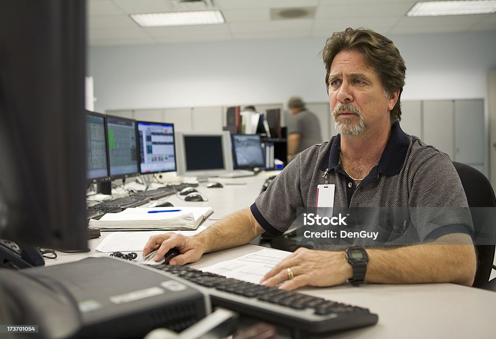 Techniker arbeitet in Computer Control Center - Lizenzfrei Berufliche Beschäftigung Stock-Foto