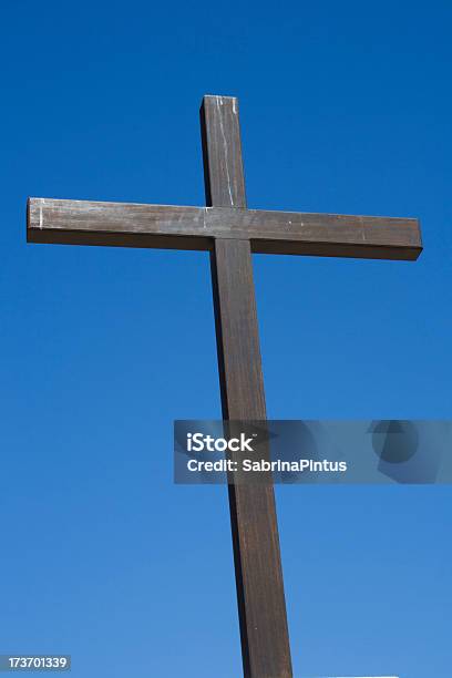 Crucifijo Vacío Foto de stock y más banco de imágenes de Aire libre - Aire libre, Aislado, Azul