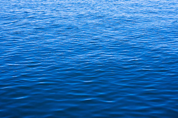 superficie del agua azul con ondas textura suave - water wave sea tranquil scene fotografías e imágenes de stock