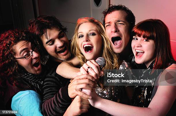 Serie Estrella De Rock Foto de stock y más banco de imágenes de Cantar - Cantar, Karaoke, 20 a 29 años