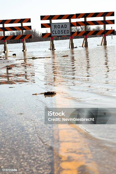 Estrada Inundada - Fotografias de stock e mais imagens de Enchente - Enchente, Manitoba, Barricada - Divisa