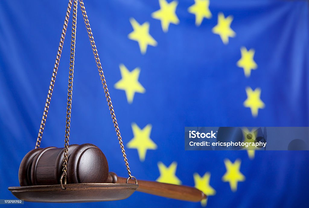 Marteau de juge sur échelle contre Drapeau de l'Union européenne - Photo de Affaires internationales libre de droits