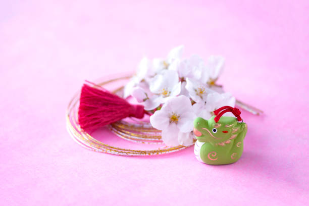 ピンクの背景に日本の新年と桜、コピー用スペースを持つ年の干支のシンボル。