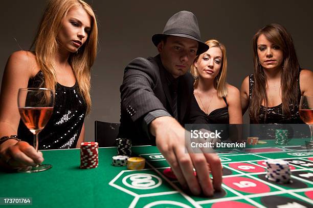 Casino Jogos De Azar - Fotografias de stock e mais imagens de 20-24 Anos - 20-24 Anos, Acaso, Adulto