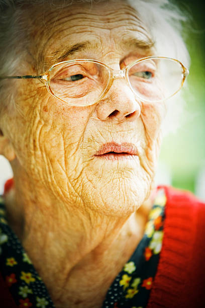 senior mujer triste - aging process affectionate vitality awe fotografías e imágenes de stock