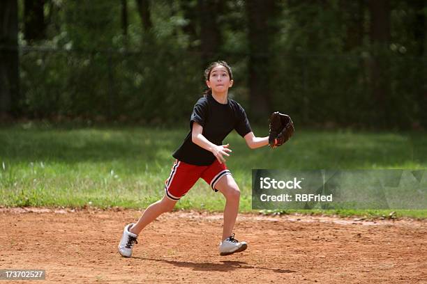 Ragazza Di Softball - Fotografie stock e altre immagini di Softball - Sport - Softball - Sport, Adolescente, Bambino