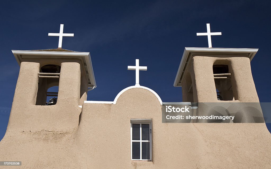 Adobe ミッション教会、ホワイトに交差する Taos 、ニューメキシコ - アメリカ南西部のロイヤリティフリーストックフォト