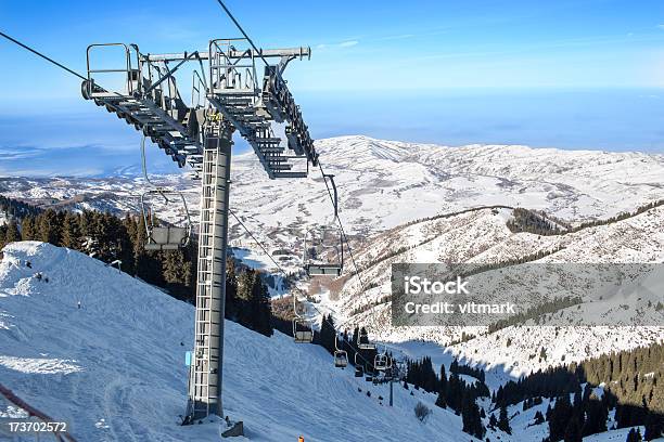 Chairlift Em Montanhas - Fotografias de stock e mais imagens de Abeto - Abeto, Almaty, Ao Ar Livre