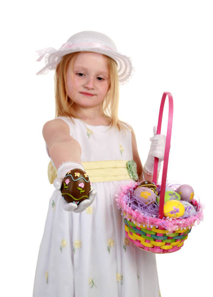 ragazza con uovo di pasqua al cioccolato - easter bonnets immagine foto e immagini stock