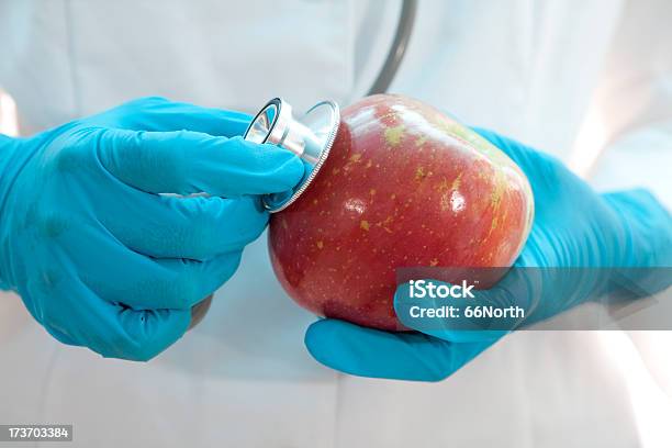 Zdrowie Jedzenie Apple Healthfood Diety Owoce - zdjęcia stockowe i więcej obrazów Bezpieczeństwo - Bezpieczeństwo, Bezpieczeństwo i higiena pracy, Biały