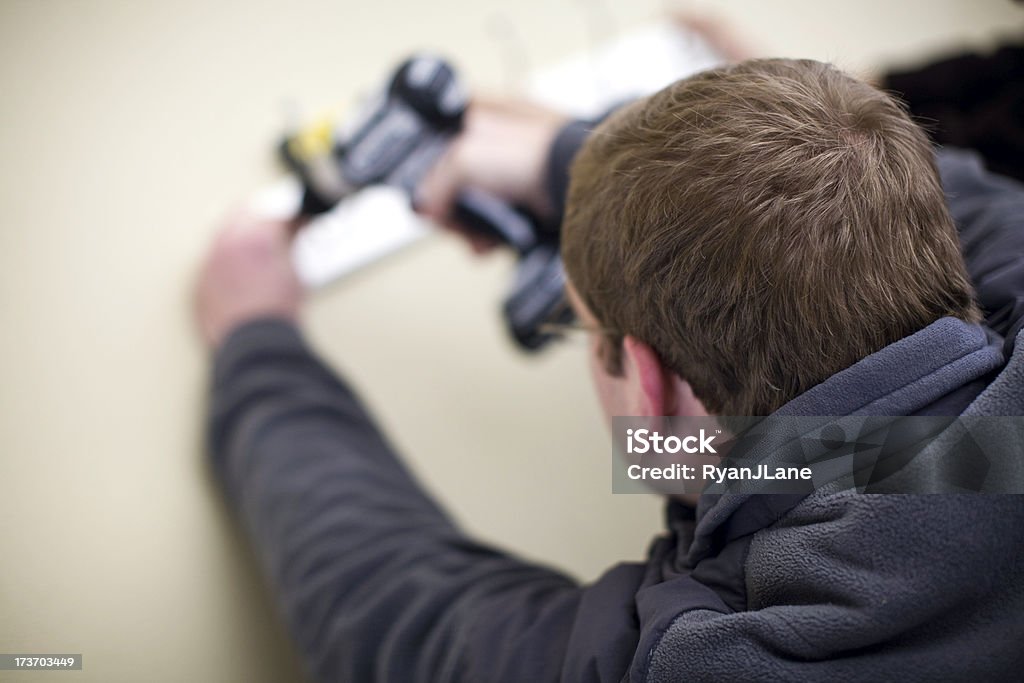 Hombre trabajando en casa mejora - Foto de stock de Reparar libre de derechos