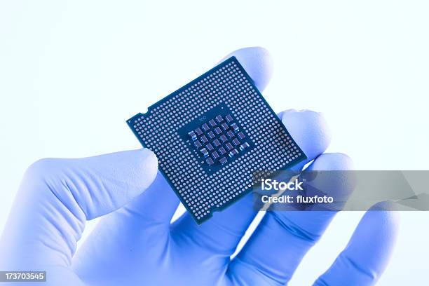 Lasca De Cpu - Fotografias de stock e mais imagens de Semicondutor - Semicondutor, Fundo Branco, Agarrar