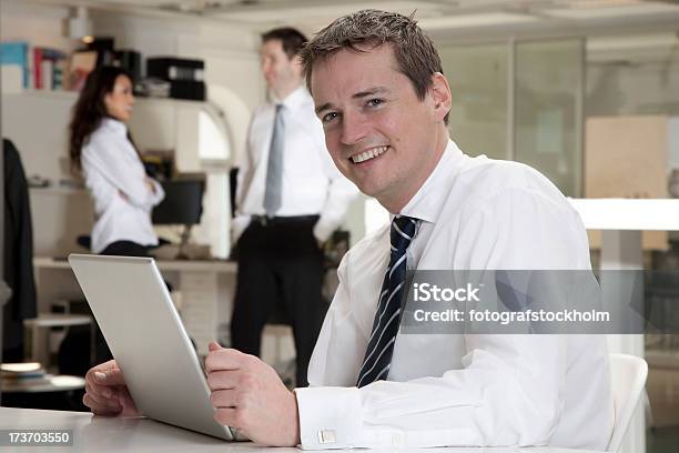 Biznesmen Uśmiech Przyjazny - zdjęcia stockowe i więcej obrazów Biuro - Biuro, Biznes, Biznesmen