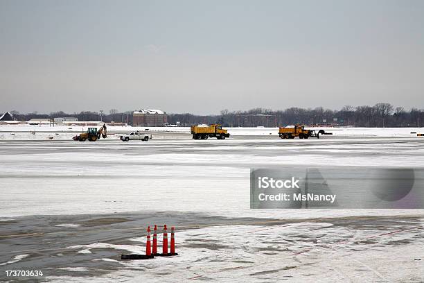 Snowplowing 공항 런웨이 공항에 대한 스톡 사진 및 기타 이미지 - 공항, 오하이오, 젖은