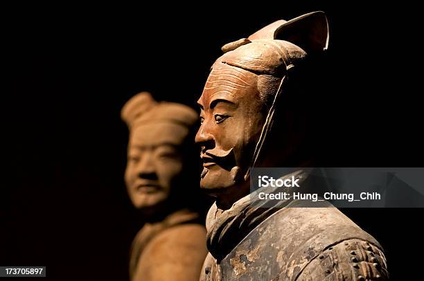 Foto de Exército De Terracota Antiga Figura Em Xian China e mais fotos de stock de Exército dos Soldados de Terracota - Exército dos Soldados de Terracota, Cultura Chinesa, Cerâmica de Terracota