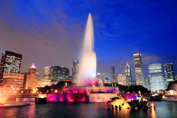 chicago buckingham fountain - chicago fountain skyline night foto e immagini stock