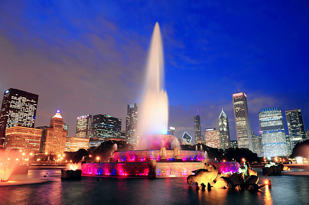 chicago fonte de buckingham - chicago fountain skyline night imagens e fotografias de stock