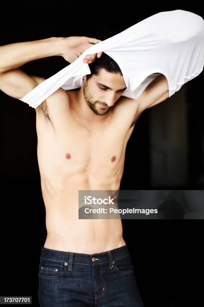 Foto de Mostrando Todas As e mais fotos de stock de Camisa - Camisa, Homens, Remover