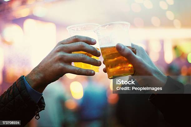 Recuerdo El Momento Foto de stock y más banco de imágenes de Cerveza - Cerveza, Plástico, Brindar