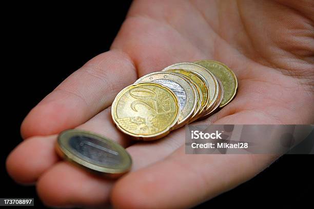 Monedas En Una Mano Foto de stock y más banco de imágenes de Dinero - Dinero, Fotografía - Imágenes, Horizontal