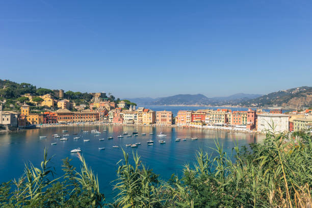 sestri levante, cisza, zatoka (baia del silenzio po włosku), port morski i widok na plażę w ciągu dnia. - cisza_ zdjęcia i obrazy z banku zdjęć