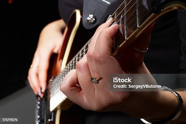 Foto de Mulher Com Guitarra e mais fotos de stock de Acorde - Acorde, Adulação, Adulto