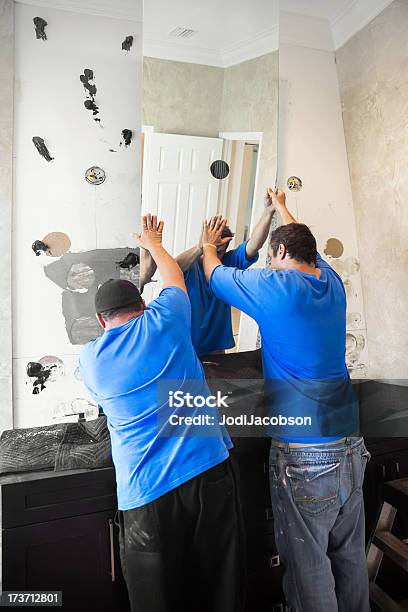 Konstruktion Männer Installieren Einen Großen Spiegel Series Stockfoto und mehr Bilder von Arbeiten