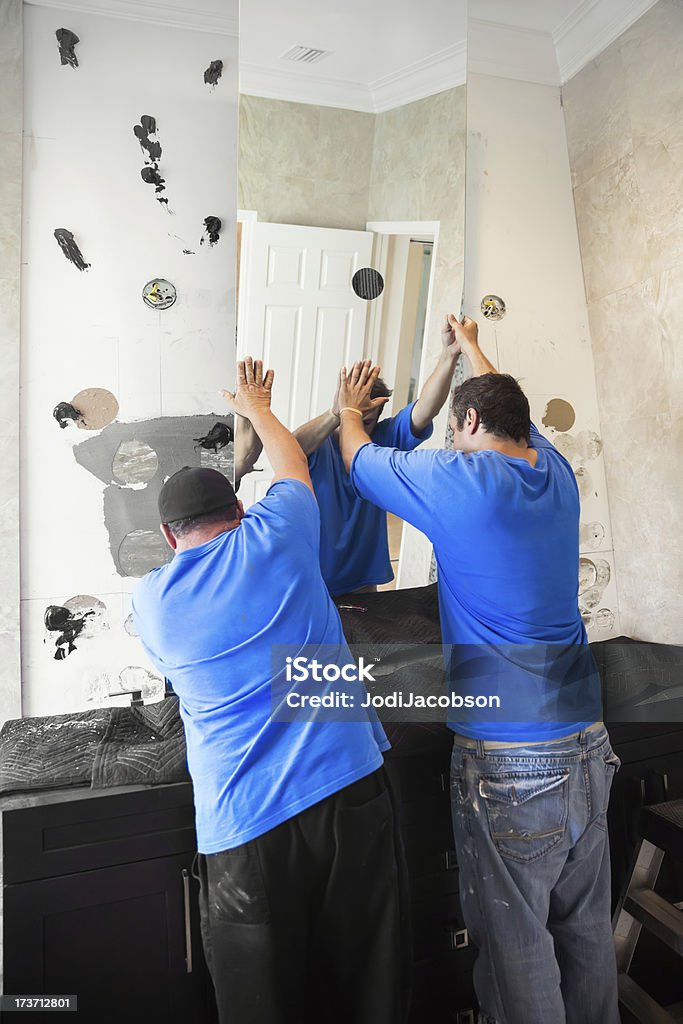 Construção: Homem instalar um grande espelho série - Royalty-free Adulto Foto de stock