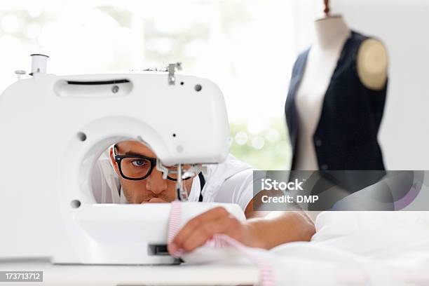 Skilled Dressmaker Trabajando En La Máquina De Coser Foto de stock y más banco de imágenes de 20 a 29 años