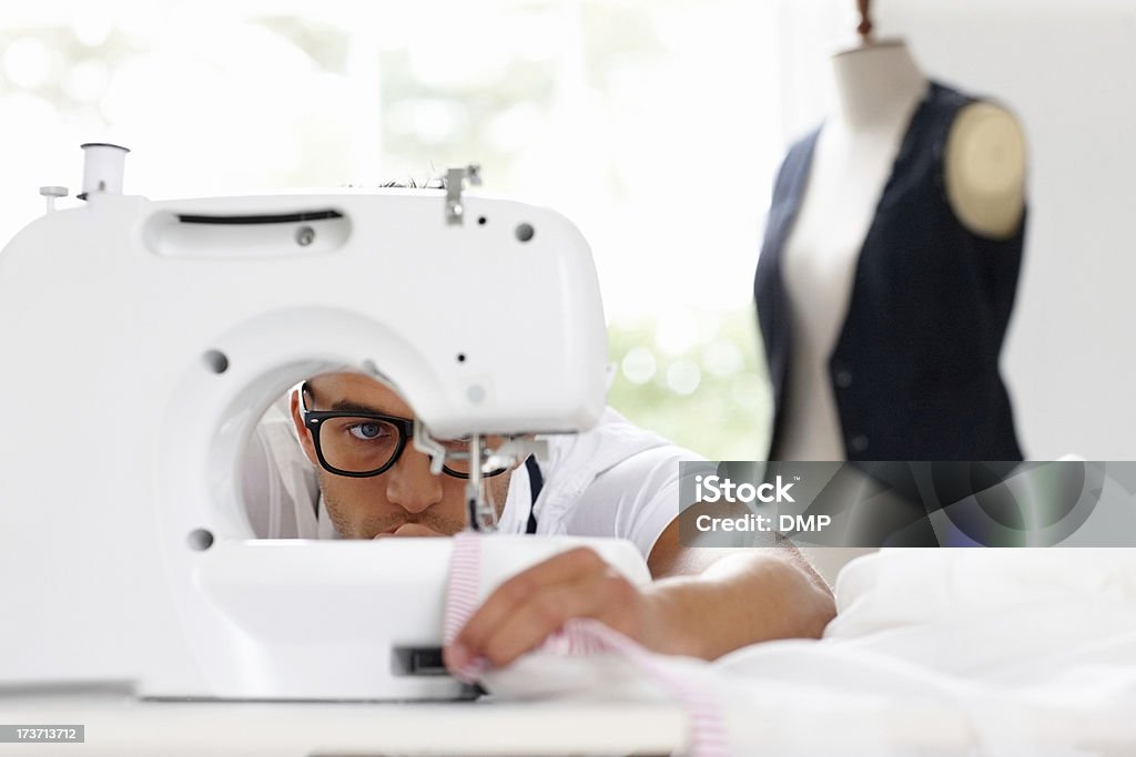 Des dressmaker travaillant sur machine à coudre - Photo de 20-24 ans libre de droits