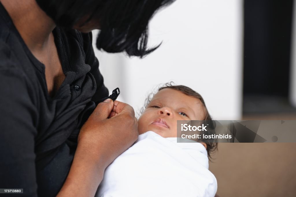 Afro-americana mulher propósito de repouso após a amamentação Top - Foto de stock de Amamentação royalty-free