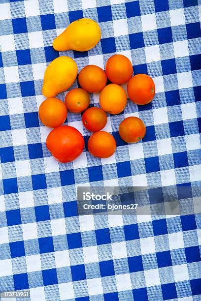 Оранжевый И Желтый Cherry Помидоров На Садовый Стол — стоковые фотографии и другие картинки Без людей