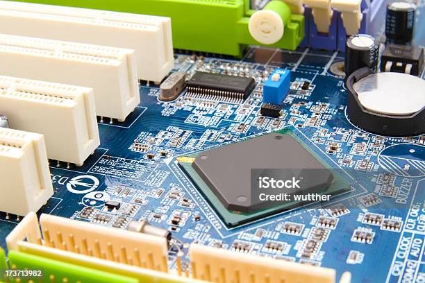 Computer Chip Stockfoto und mehr Bilder von Ausrüstung und Geräte - Ausrüstung und Geräte, Bildhintergrund, Binärcode