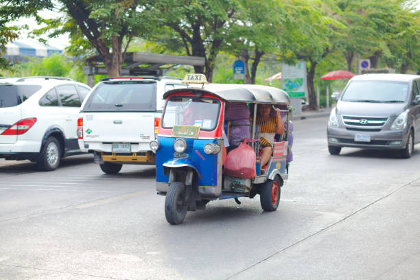 Tutuk velho totalmente carregado em Bangkok Ladprao - foto de acervo