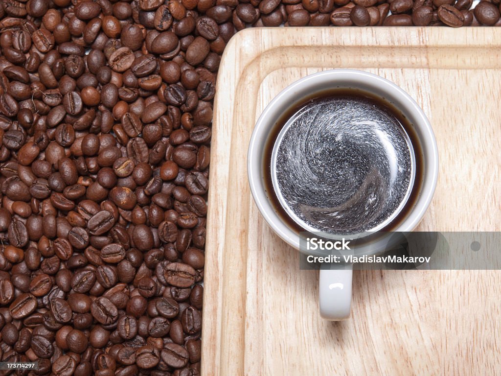 Tasse de café sur la table en bois avec des grains de café - Photo de Aliment libre de droits