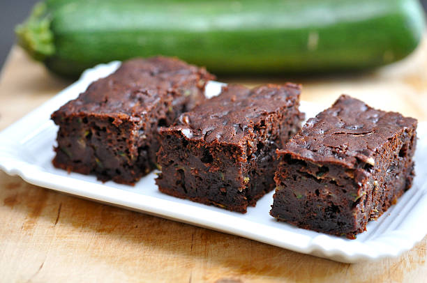 gesunde brownie mit zucchini - brownie baked bakery brown stock-fotos und bilder