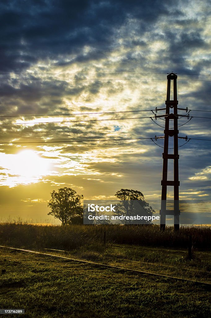 Railroad em uma acesa pôr-do-sol - Foto de stock de Amarelo royalty-free