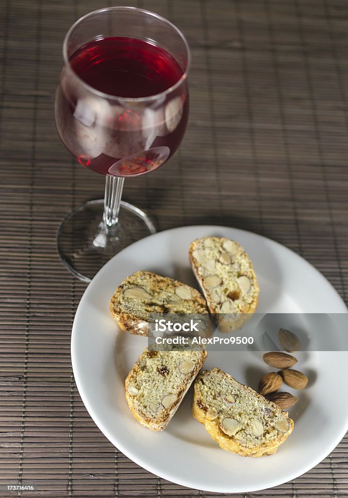 Vinho tinto e biscoito - Foto de stock de Amêndoa royalty-free