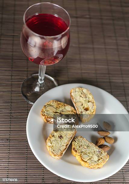 Foto de Vinho Tinto E Biscoito e mais fotos de stock de Amêndoa - Amêndoa, Bebida, Bebida alcoólica