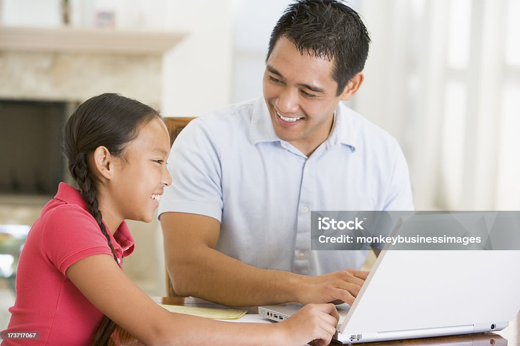 Homem e jovem com laptop na Sala de jantar sorridente - Royalty-free Computador Portátil Foto de stock