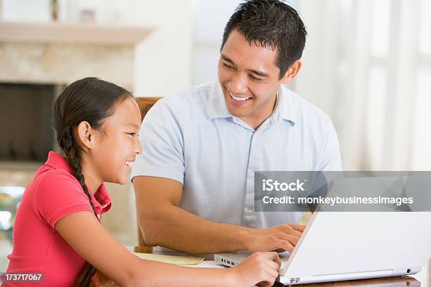 Homem E Jovem Com Laptop Na Sala De Jantar Sorridente - Fotografias de stock e mais imagens de Computador Portátil