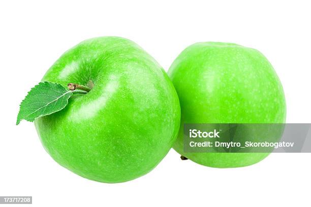 Dos Verde Manzana Con Una Hoja Foto de stock y más banco de imágenes de Alimento - Alimento, Comida sana, Dos objetos