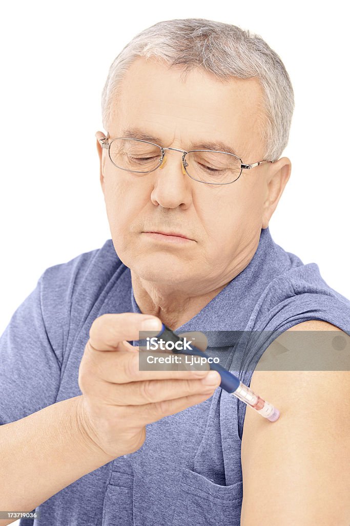 중년 남자 주입 인슐린 그릐 암 - 로열티 프리 50-59세 스톡 사진