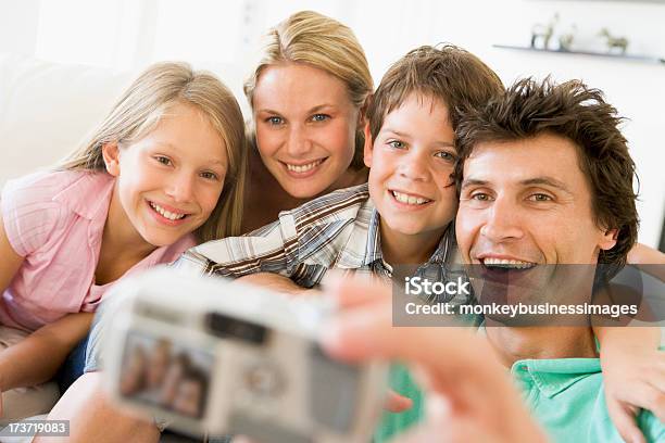 Foto de Família Tomando Autoretrato Com Câmera Digital e mais fotos de stock de 30 Anos - 30 Anos, Aconchegante, Adulto