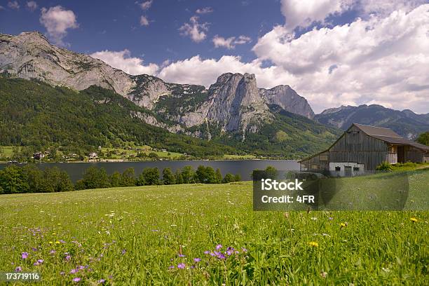 Tradicional Estructura Barn El Lago Grundlsee Austria Foto de stock y más banco de imágenes de Casa rural