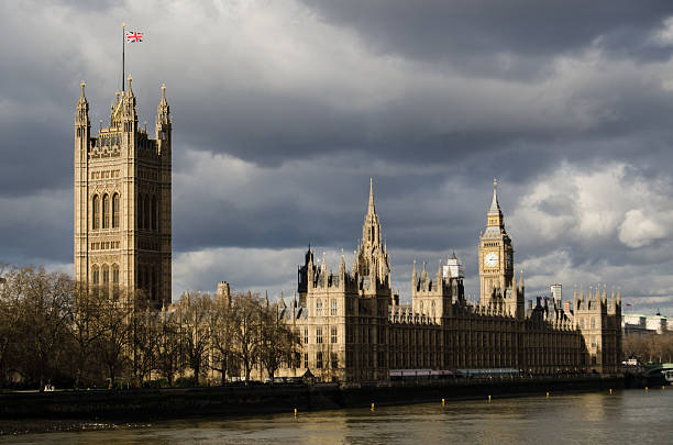 wolken über westminster - victoria tower fotos stock-fotos und bilder